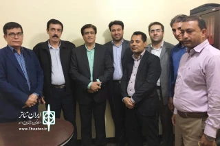 بهروز اکرمی از نمایش های در حال اجرا دیدن کرد
