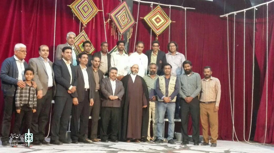 تقدیرامام جمعه وفرماندارویژه شهرستان میناب از هنرمندان تئاتر 2