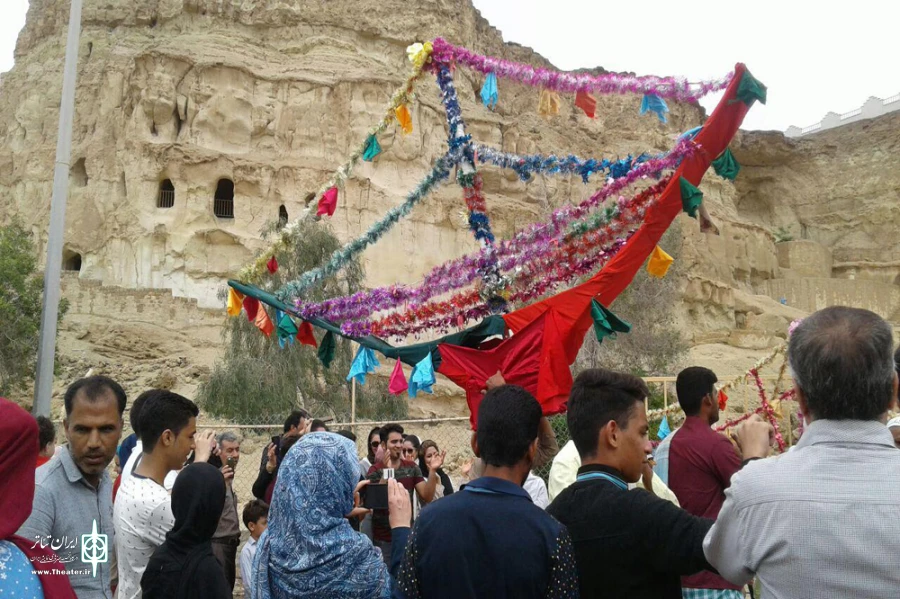اجرای نمایش خیابانی خوانچه گردانی اثرگروه نمایشی لابستربندرخمیر