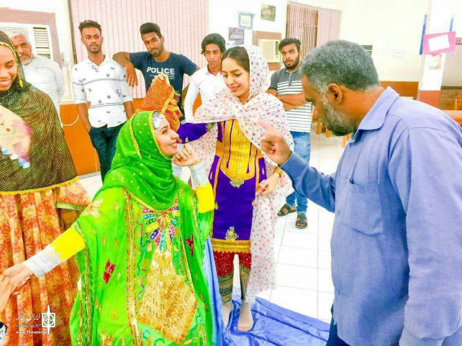 نمایش آیینی "گل کیدی" از گروه هنری نمایشی صدف میناب از ۲۴ تا ۲٨ تیرماه در محلات شهرستان میناب اجرا شد.