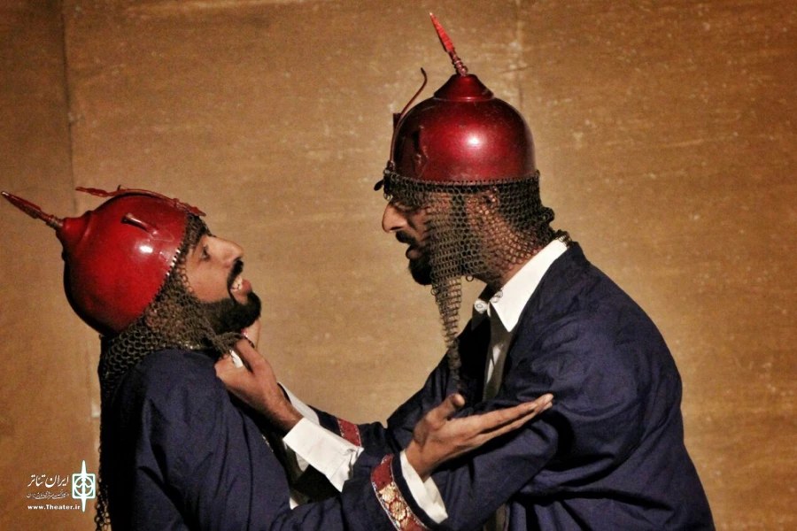 نمایش عاشورایی خورشید درشب درتماشاه خانه آفتاب بندرعباس به روی صحنه رفت .