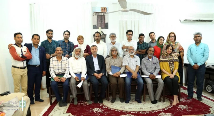به مناسبت روزهنرهای نمایشی  وروز جهانی تاتر از 8نفرازپیشکسوتان تاترهرمزگان  تقدیر شد 2