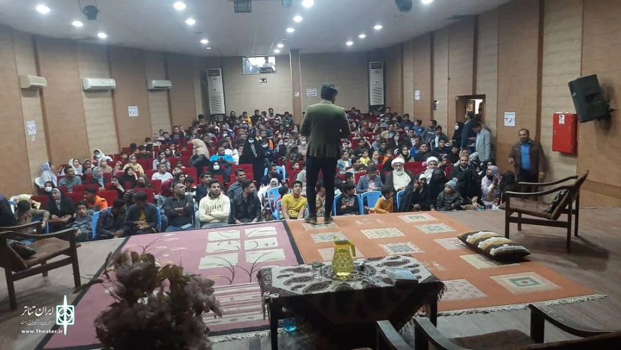 نمایش کمدی «زمین داغن بدار بخو براری» در میناب به روی صحنه رفت 2