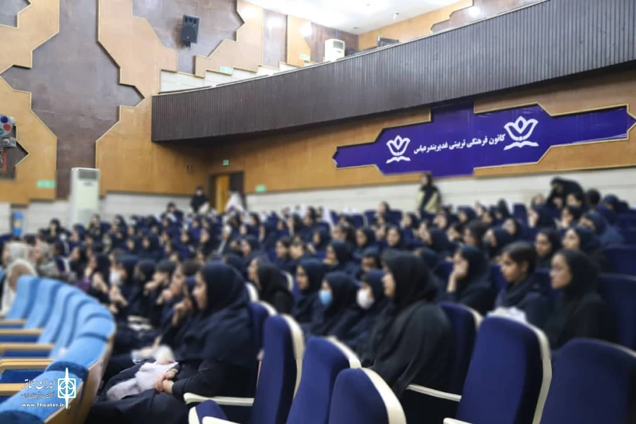 نمایش «سنگی به رنگ خون» به روی صحنه رفت 2
