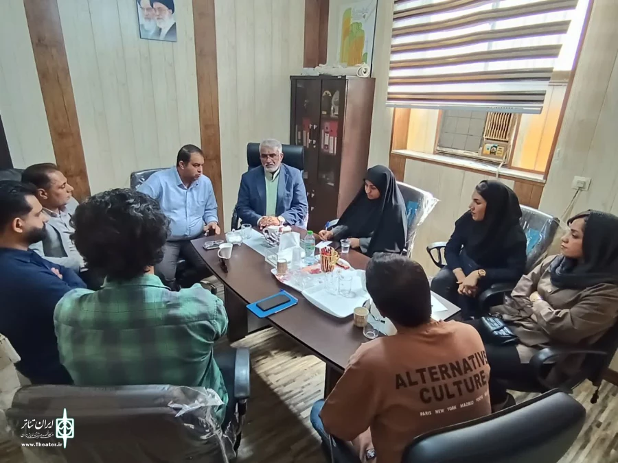نشست هیأت مدیره انجمن هنرهای نمایشی با همراهی جمعی از هنرمندان‌ و با حضور آقای عباسی رییس شورا و  سیدمحمدرضا موسویی و سرکارخانم فریده عامری عضو شورای شهر بندرعباس  2
